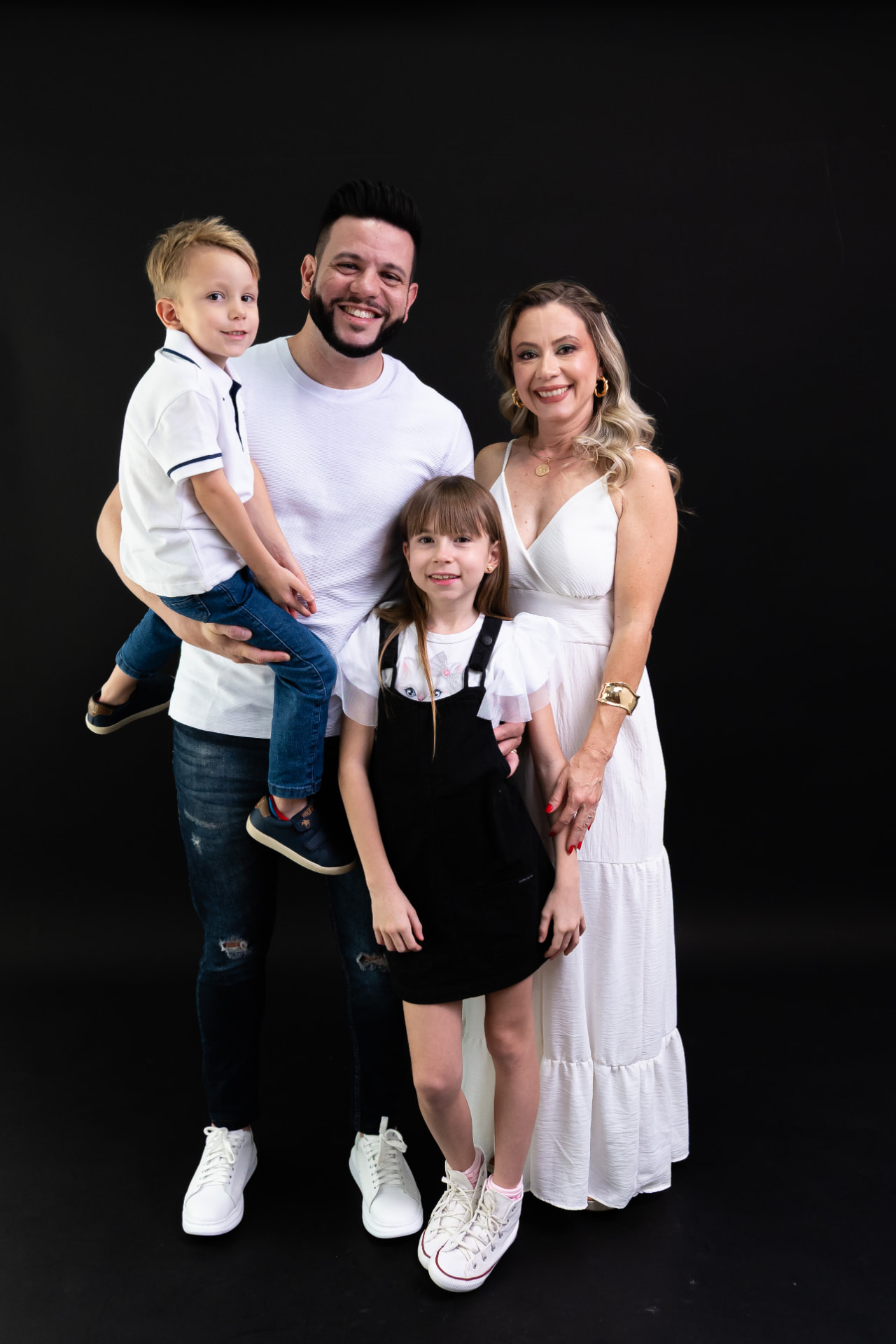 Família Franco em roupas brancas